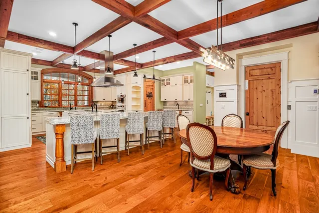 a view of a livingroom with furniture and a dining table