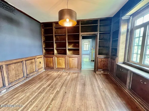 $700,000 | 3061 Kingston Pike, Knoxville, TN 37919