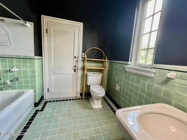 $700,000 | 3061 Kingston Pike, Knoxville, TN 37919