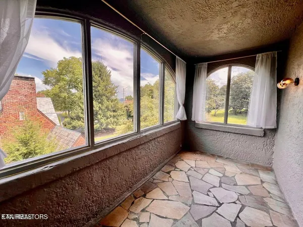 $700,000 | 3061 Kingston Pike, Knoxville, TN 37919
