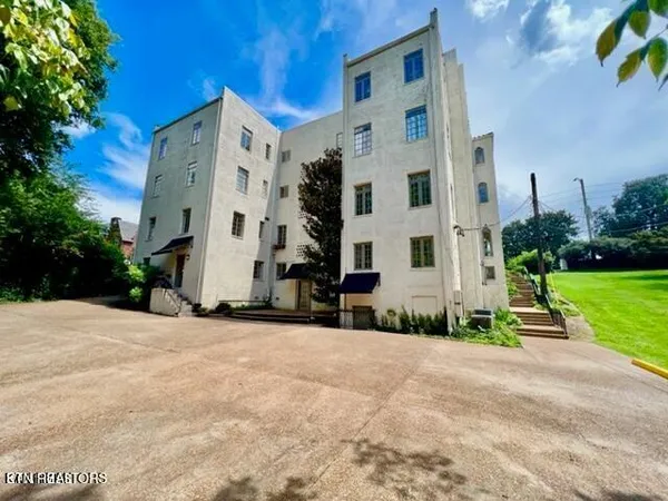 $700,000 | 3061 Kingston Pike, Knoxville, TN 37919