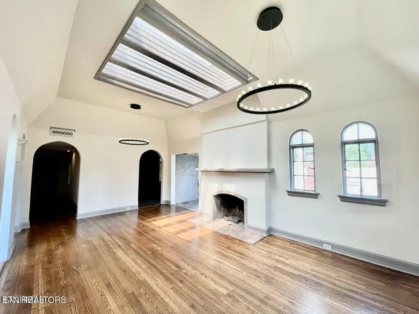 $700,000 | 3061 Kingston Pike, Knoxville, TN 37919