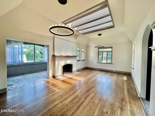 $700,000 | 3061 Kingston Pike, Knoxville, TN 37919