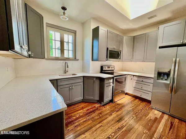 $700,000 | 3061 Kingston Pike, Knoxville, TN 37919