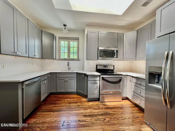$700,000 | 3061 Kingston Pike, Knoxville, TN 37919