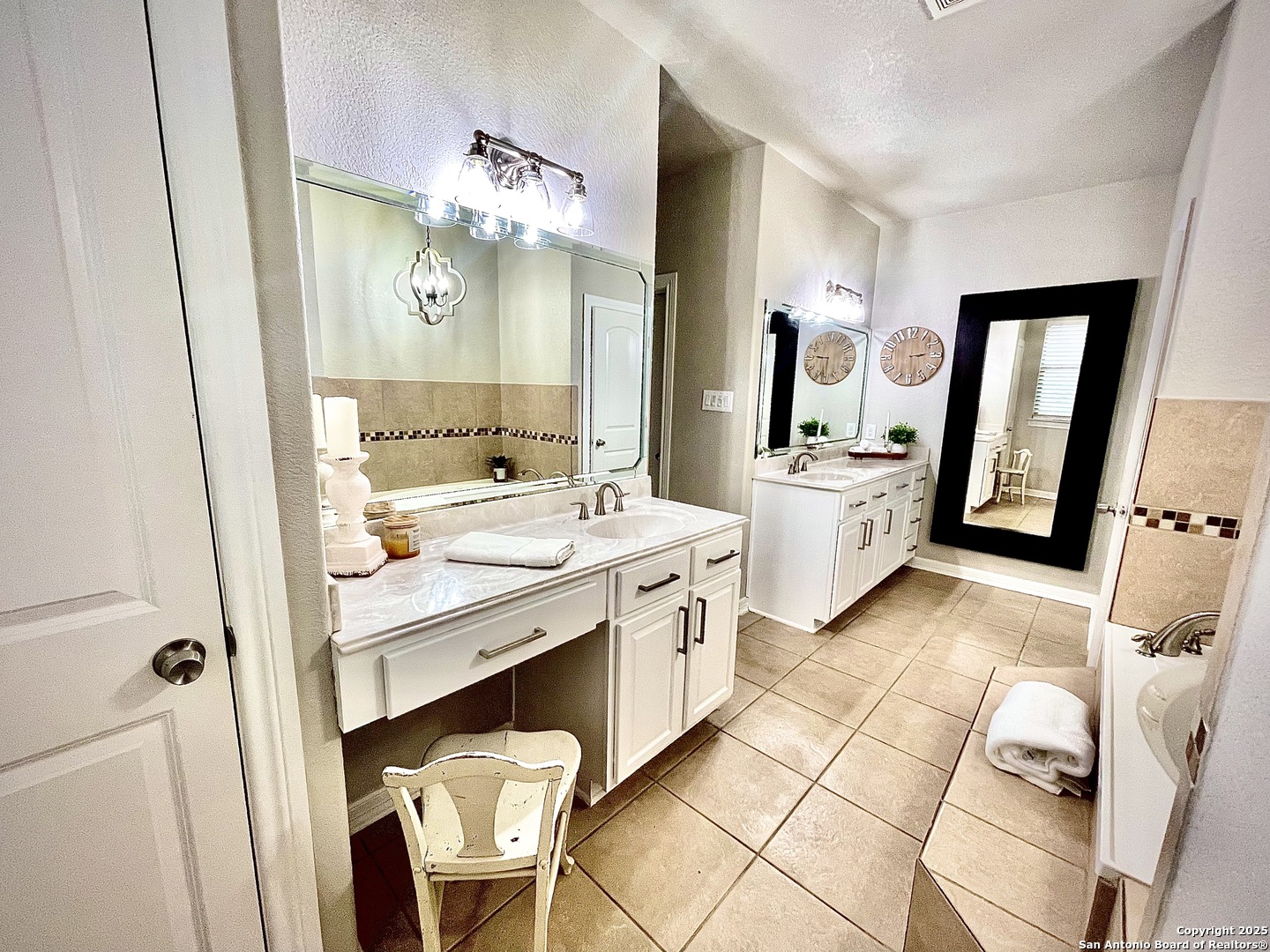 701 Kreutzberg Road Boerne, TX 78006 - Photo 22 of 43 a bathroom with a double vanity sink mirror and bathtub