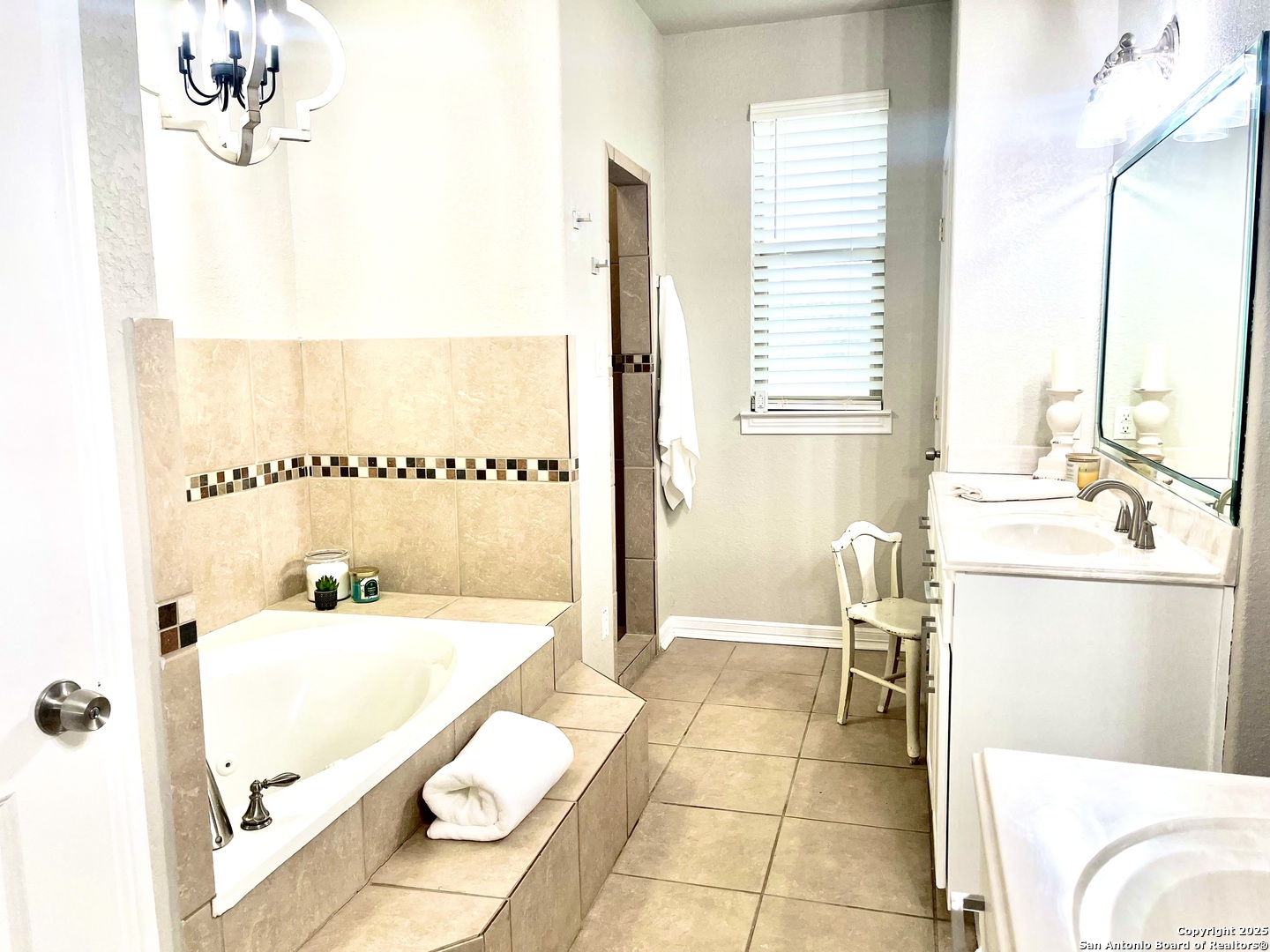 701 Kreutzberg Road Boerne, TX 78006 - Photo 23 of 43 a bathroom with a tub and sink