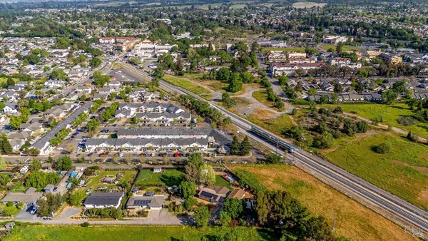 $1,399,000 | 353 Patrick Lane, Windsor, CA 95492