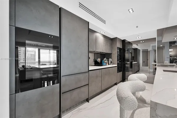 $1,950,000 | 1000 South Pointe Drive, Unit 1706, Miami Beach, FL 33139