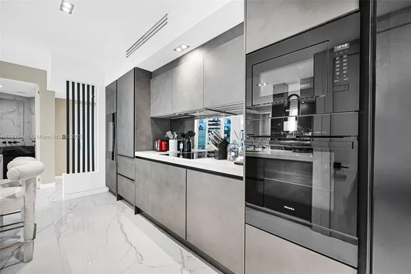 $1,950,000 | 1000 South Pointe Drive, Unit 1706, Miami Beach, FL 33139