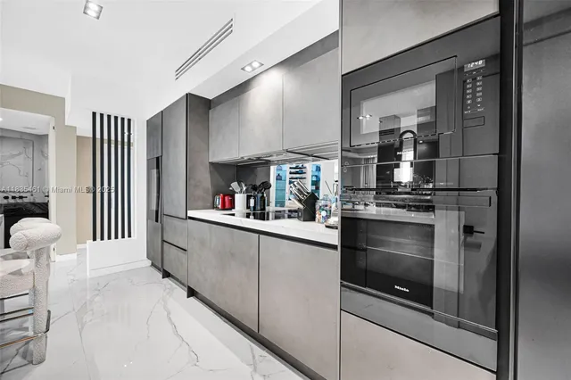 $1,950,000 | 1000 South Pointe Drive, Unit 1706, Miami Beach, FL 33139