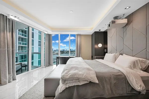 $1,950,000 | 1000 South Pointe Drive, Unit 1706, Miami Beach, FL 33139