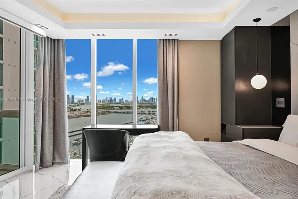 $1,950,000 | 1000 South Pointe Drive, Unit 1706, Miami Beach, FL 33139