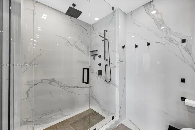 $1,950,000 | 1000 South Pointe Drive, Unit 1706, Miami Beach, FL 33139