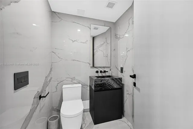 $1,950,000 | 1000 South Pointe Drive, Unit 1706, Miami Beach, FL 33139