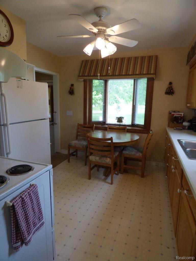 5864 Dellor Road Belleville, MI 48111 - Photo 9 of 32 P1140188.jpg
