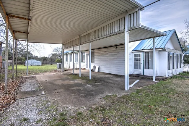 a view of a house with backyard and porch