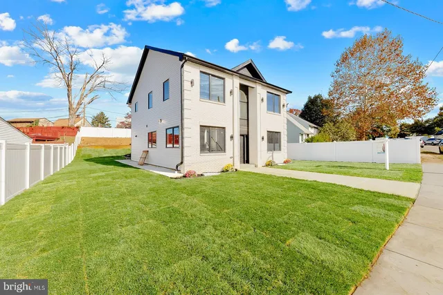 a view of a back yard of the house
