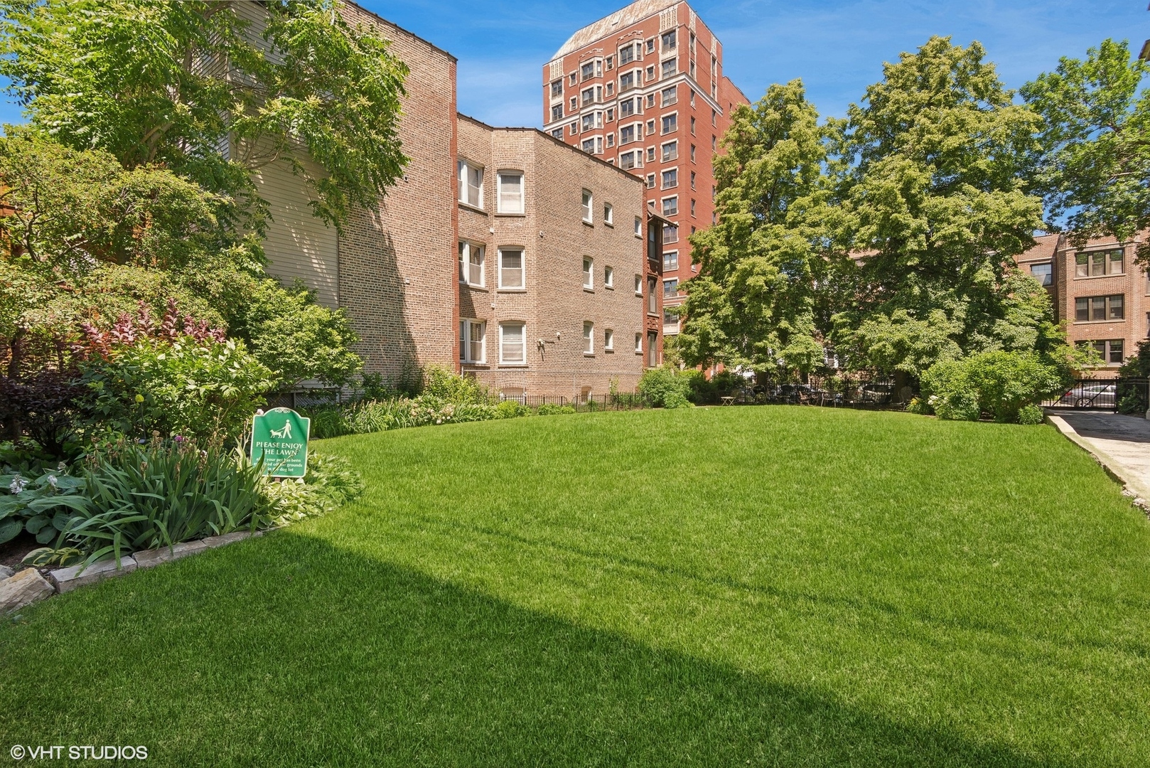 662 West Irving Park Road, Unit J4 Chicago, IL 60613 - Photo 27 of 31 a view of building with garden
