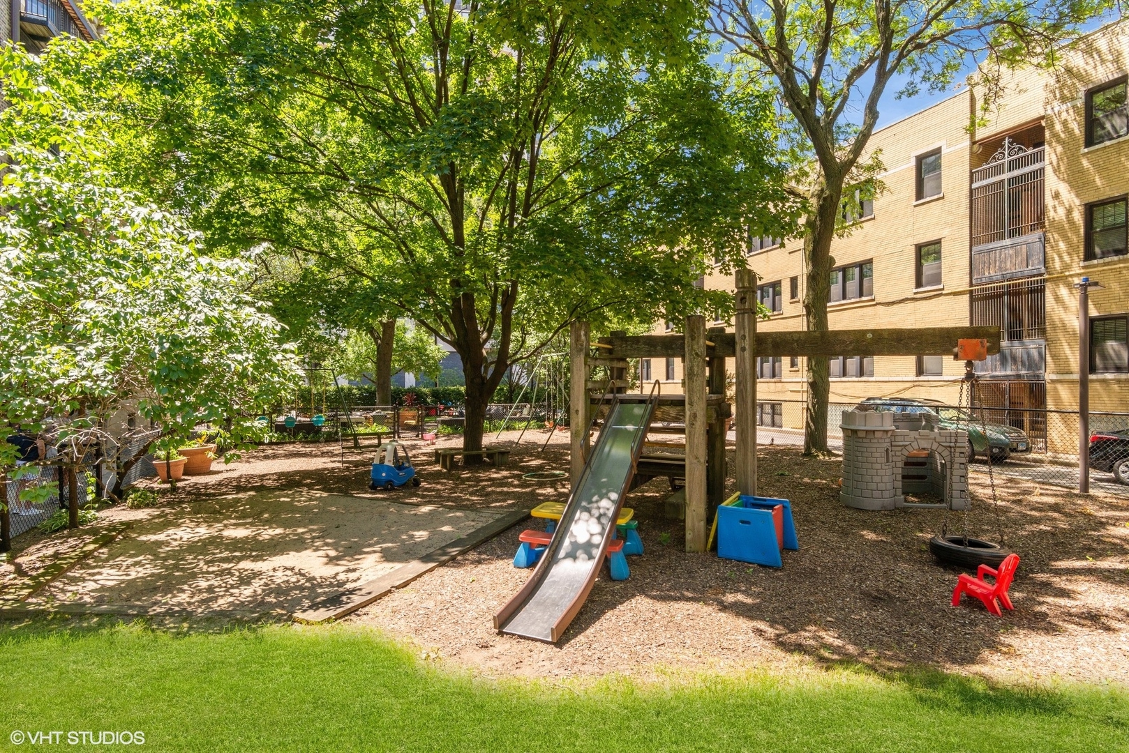662 West Irving Park Road, Unit J4 Chicago, IL 60613 - Photo 30 of 31 a view of outdoor space with garden and entertaining space
