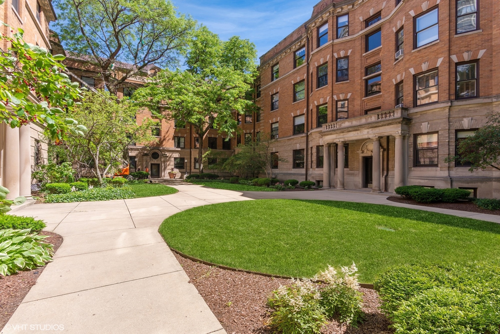 662 West Irving Park Road, Unit J4 Chicago, IL 60613 - Photo 4 of 31 a view of a building with garden