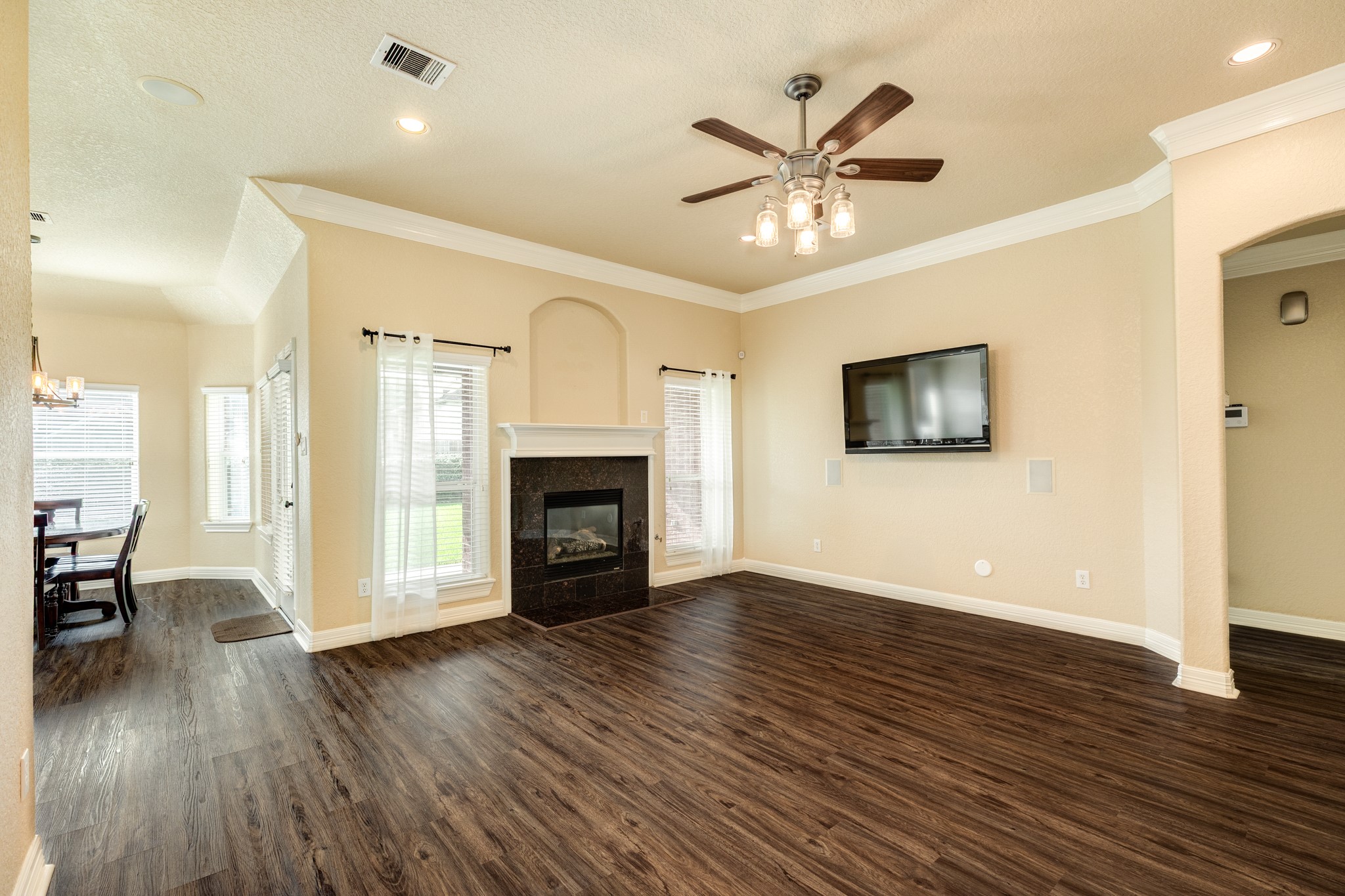 264 Lasso Street Angleton, TX 77515 - Photo 6 of 27