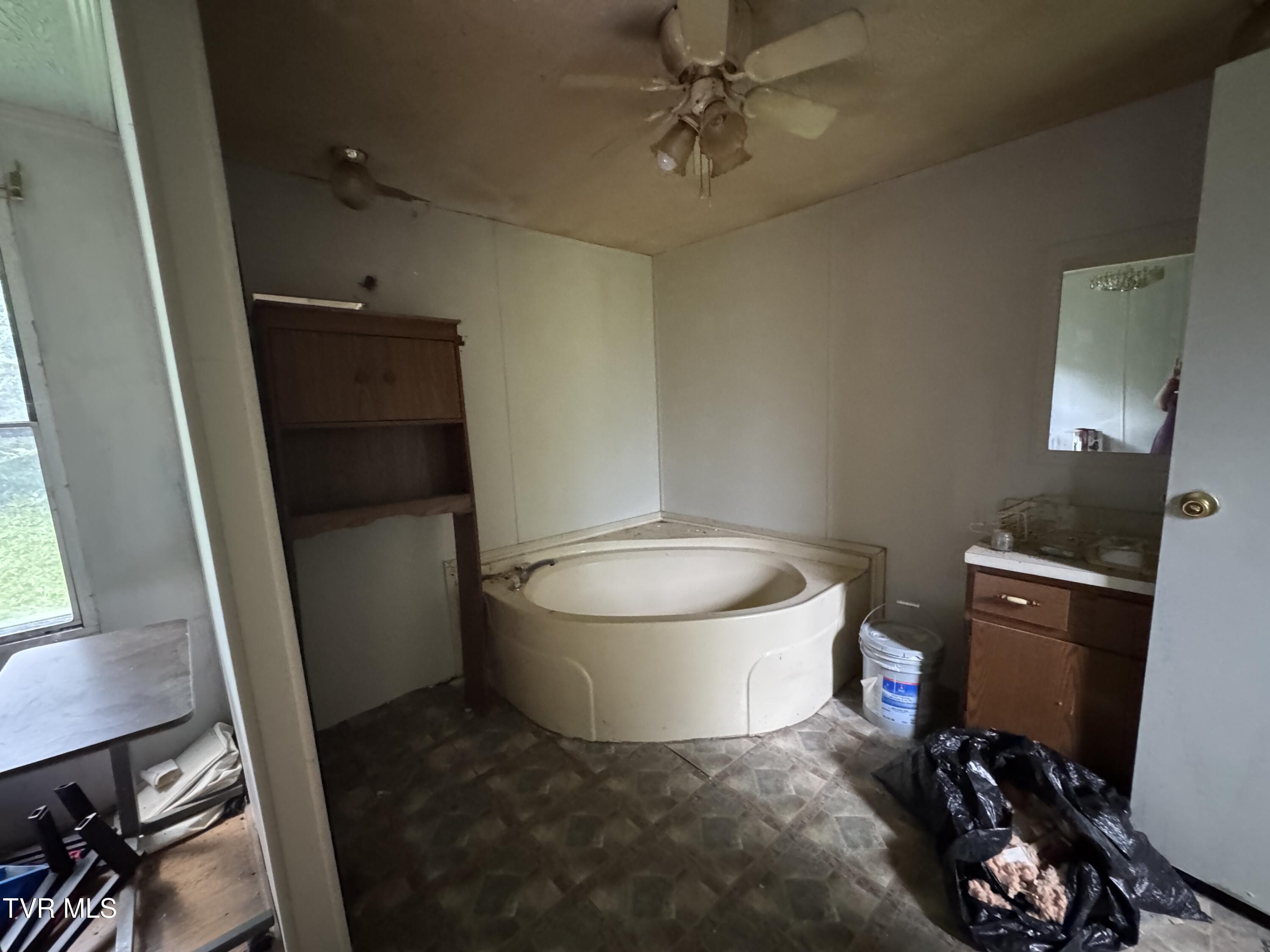 6525 Cherokee Road Wise, VA 24293 - Photo 23 of 29 PRIMARY BATH TOWARD TUB