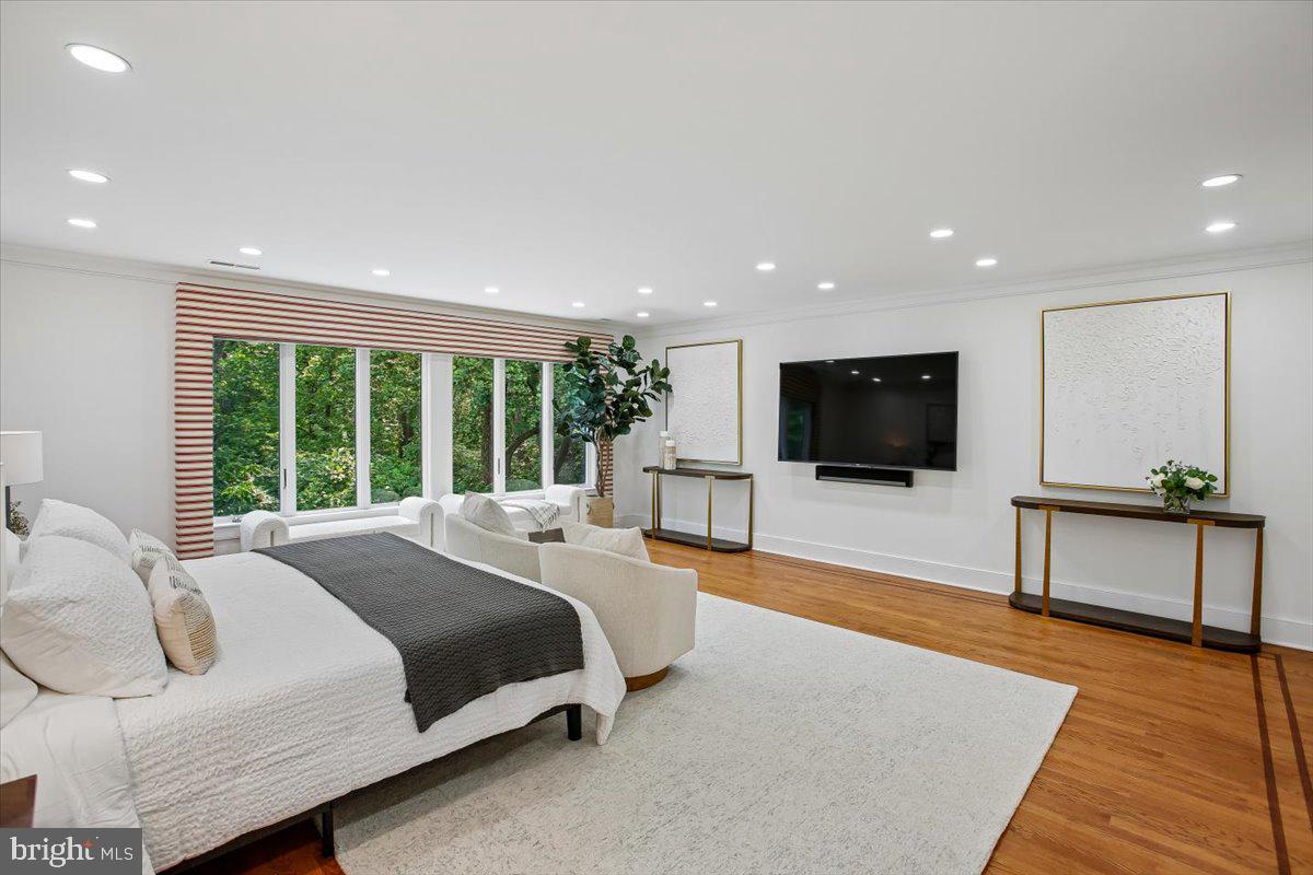 700 Belgrove Road McLean, VA 22101 - Photo 32 of 74 Owner's suite with balcket shades