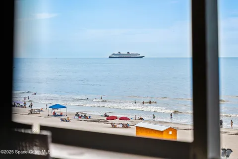 a view of an buildings in the city