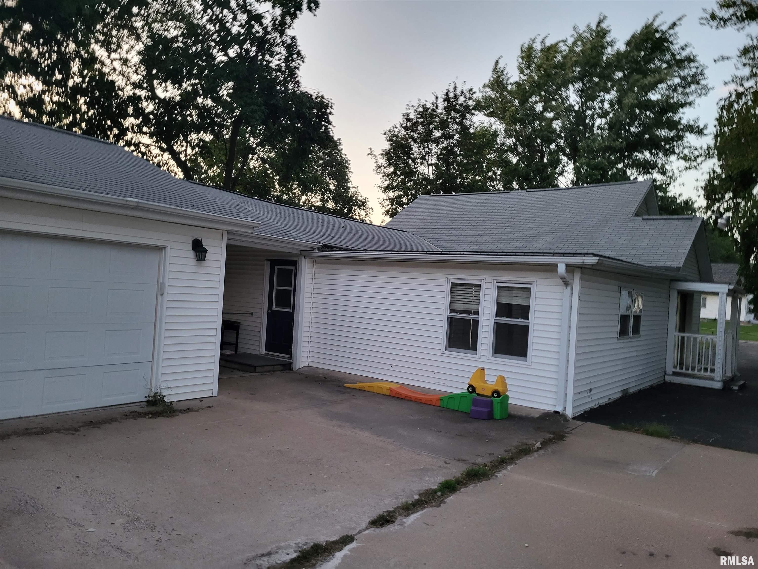 804 Main Street Augusta, IL 62311 - Photo 2 of 16