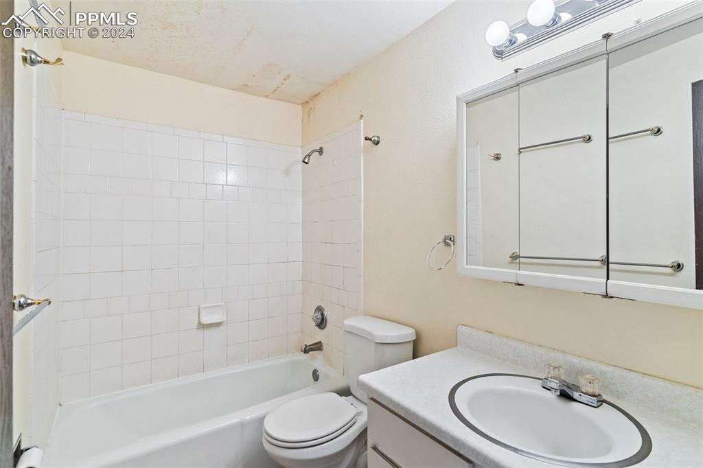 6602 Dublin Loop West, Unit 1 Colorado Springs, CO 80918 - Photo 19 of 23 a bathroom with a sink a toilet and bathtub