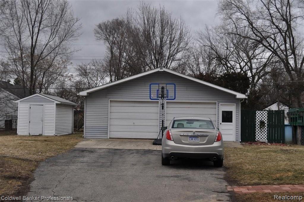 47404 Greenview Road Utica, MI 48317 - Photo 2 of 25 Greenview Garage.JPG