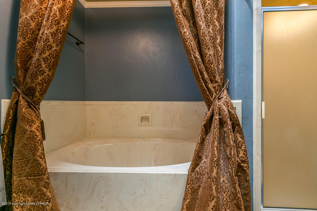 5105 Navajo Trail Amarillo, TX 79110 - Photo 14 of 20 Soaker tub/shower in Master Bath