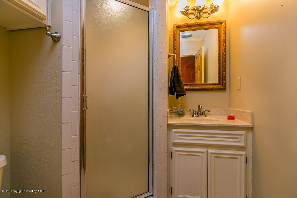 5105 Navajo Trail Amarillo, TX 79110 - Photo 17 of 20 Main Bathroom