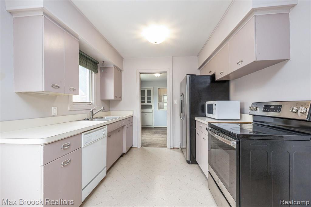 3648 Rockingham Road Royal Oak, MI 48073 - Photo 13 of 21