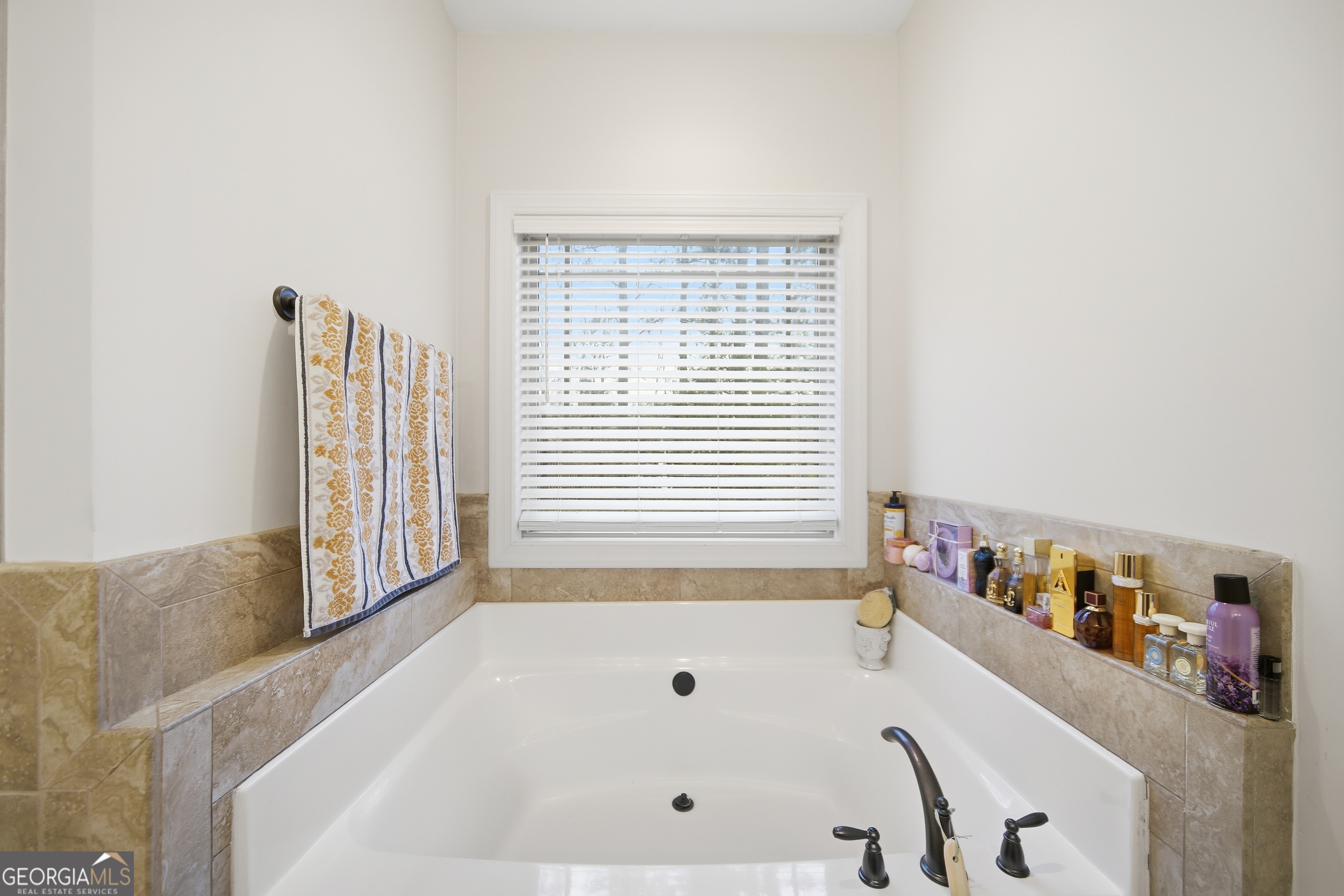 175 Rodgers Road McDonough, GA 30252 - Photo 35 of 84 a bathroom with a bathtub and a window