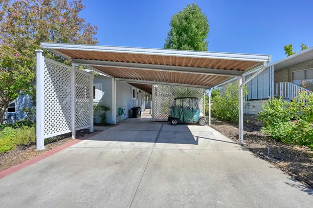 a view of entryway with garden