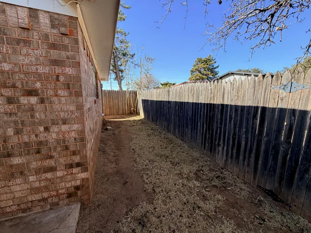 a view of a backyard