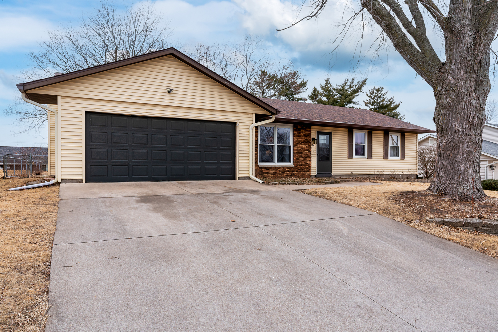 5824 Oakbrook Road Davenport, IA 52806 - Photo 1 of 28 Gallery Image 1