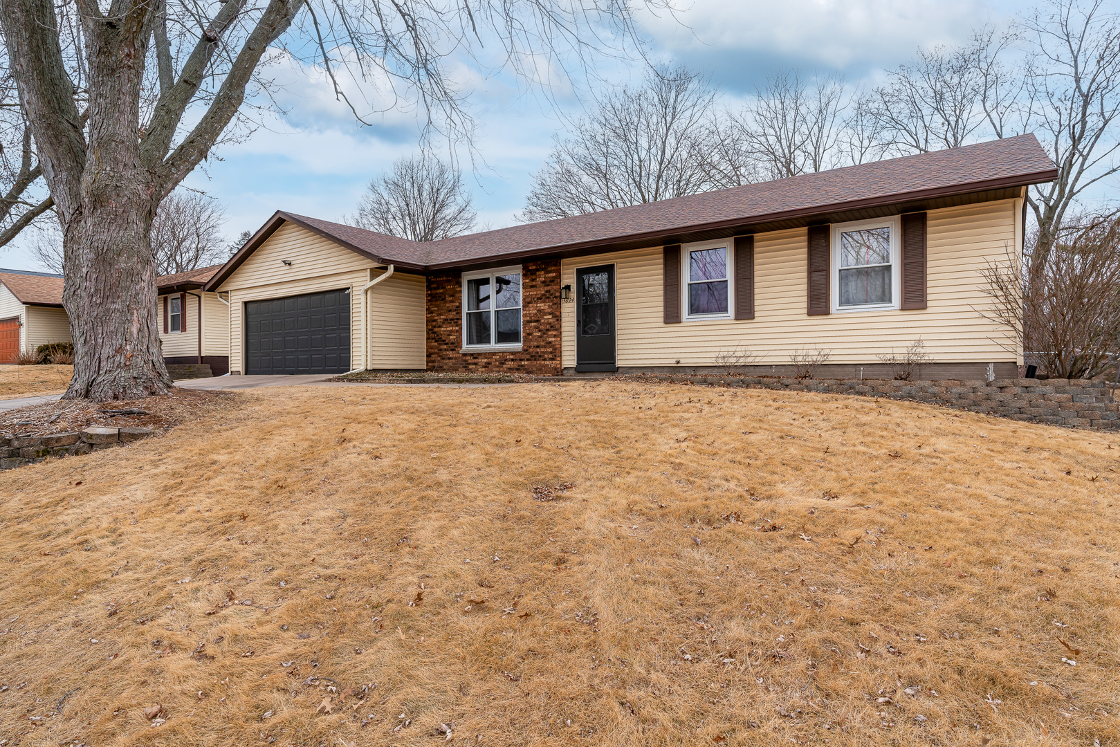 5824 Oakbrook Road Davenport, IA 52806 - Photo 2 of 28 Gallery Image 2