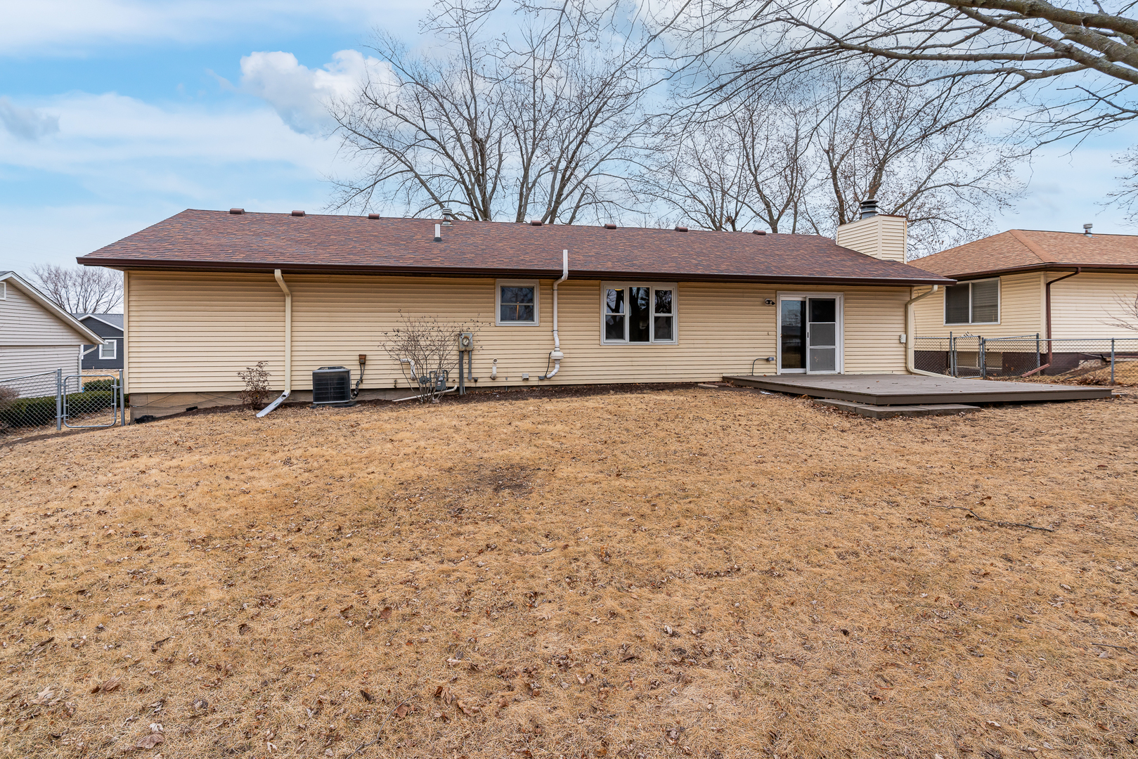 5824 Oakbrook Road Davenport, IA 52806 - Photo 3 of 28 Gallery Image 3