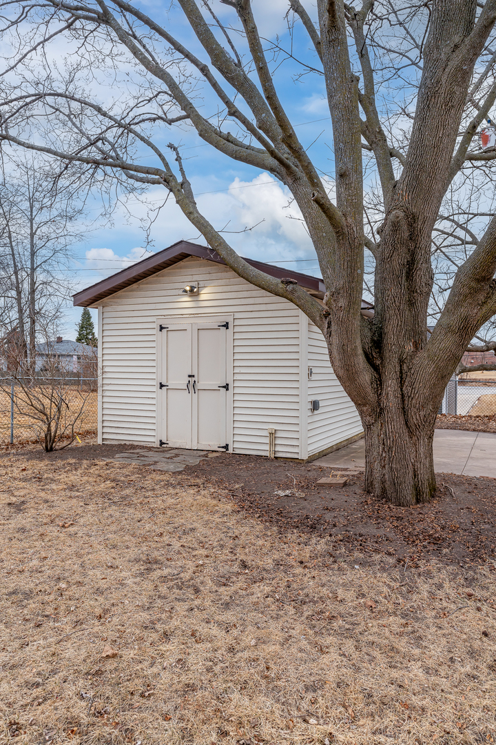 5824 Oakbrook Road Davenport, IA 52806 - Photo 5 of 28 Gallery Image 5
