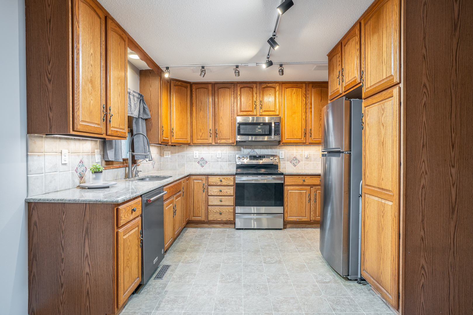 5824 Oakbrook Road Davenport, IA 52806 - Photo 8 of 28 Gallery Image 8