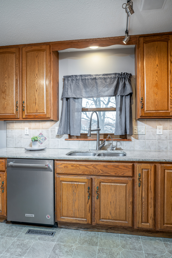 5824 Oakbrook Road Davenport, IA 52806 - Photo 9 of 28 Gallery Image 9