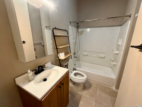 $2,050 | 210 Cadwallader Street, San Antonio, TX 78212