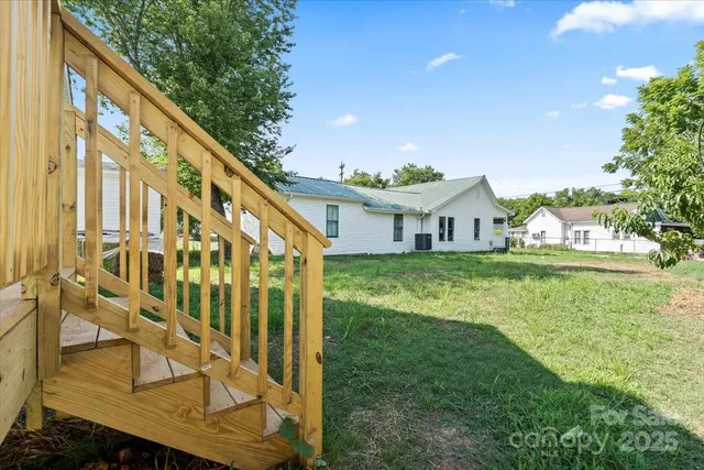 a view of house with backyard