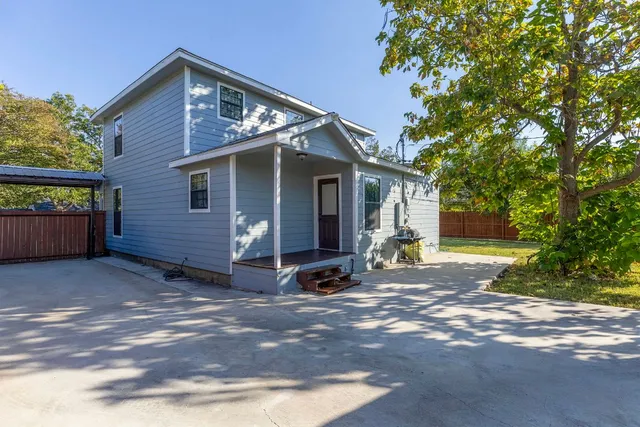 a view of a house with backyard and garden