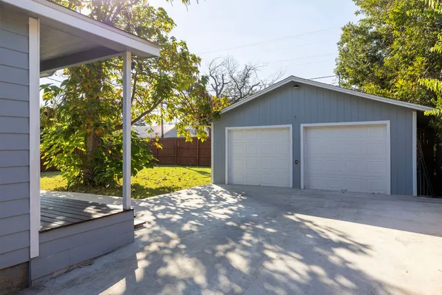 a view of backyard with garden