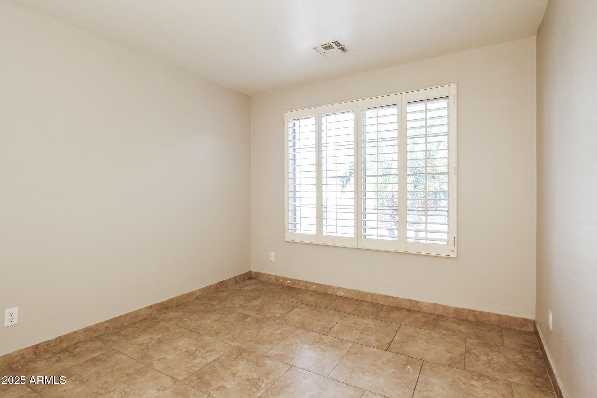 3750 South Conestoga Road Apache Junction, AZ 85119 - Photo 15 of 21 an empty room with a window