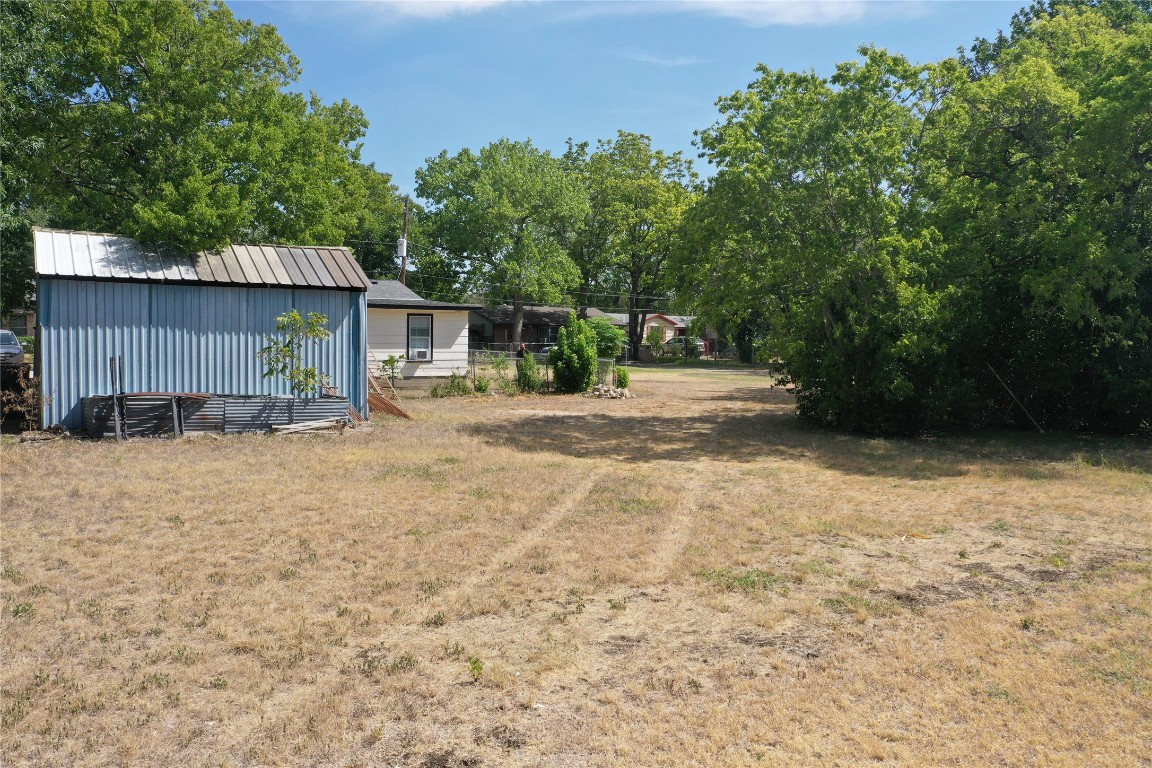 910 East 20th Street Georgetown, TX 78626 - Photo 16 of 19 a backyard of a house with lots of green space
